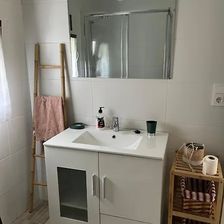 Amplia Casa Con Jardin A Un Paso Del Centro De