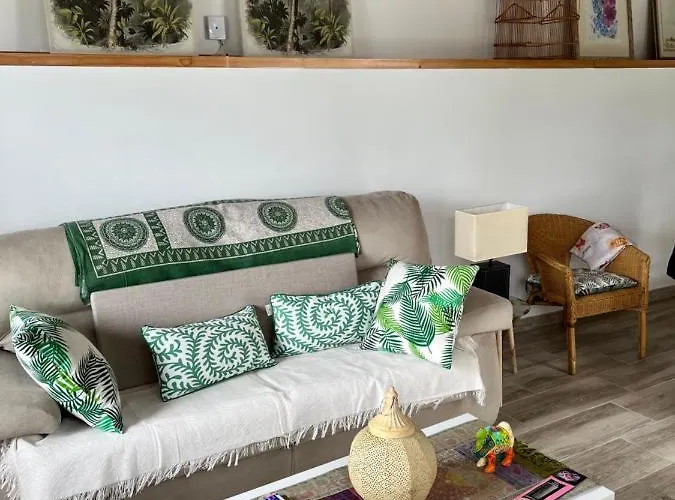 Amplia Casa Con Jardin A Un Paso Del Centro De *