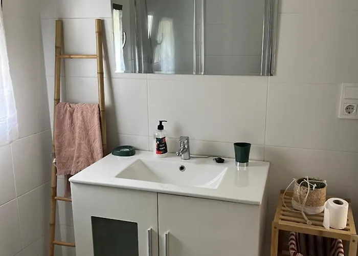 Amplia Casa Con Jardin A Un Paso Del Centro De