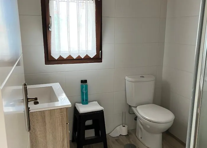 Amplia Casa Con Jardin A Un Paso Del Centro De